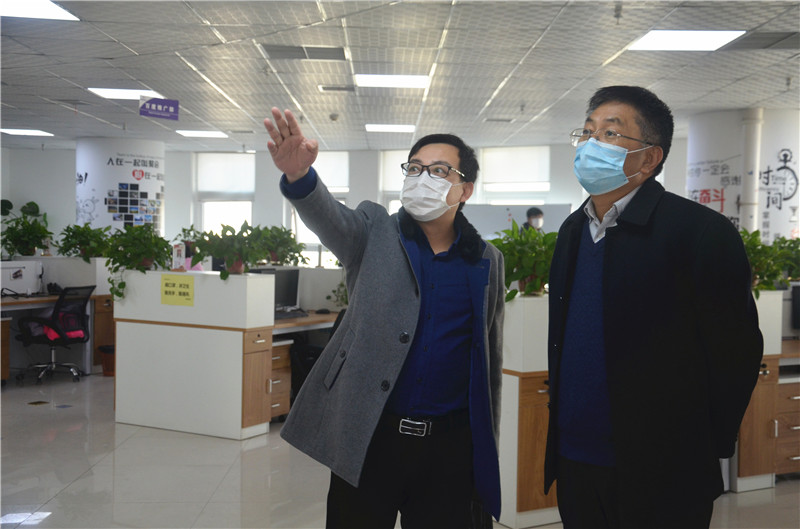 中共安陽市委統(tǒng)戰(zhàn)部副部長、市工商聯(lián)黨組書記郭洪俠一行調(diào)研安陽青峰防疫工作和復(fù)工復(fù)產(chǎn)情況